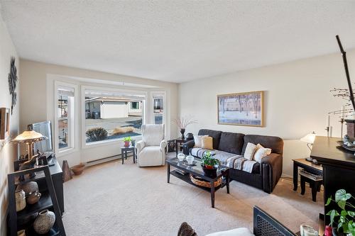 15-3096 South Main Street, Penticton, BC - Indoor Photo Showing Living Room