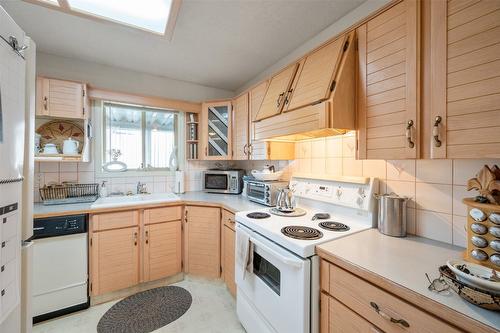 15-3096 South Main Street, Penticton, BC - Indoor Photo Showing Kitchen
