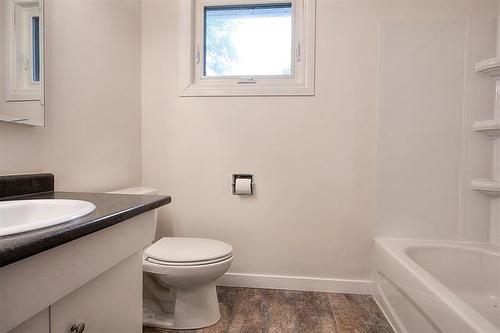 1418 Somerville Ave, Winnipeg, MB 