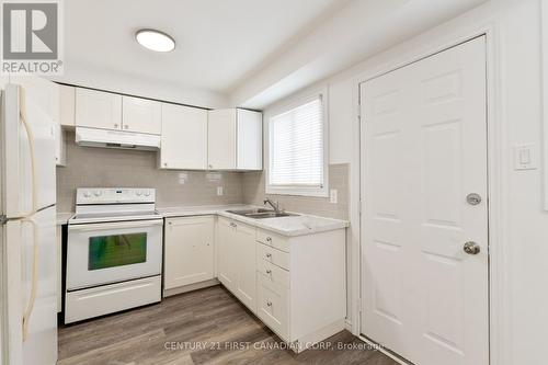 27 - 45 Gatewood Place, London East (East A), ON - Indoor Photo Showing Kitchen With Double Sink
