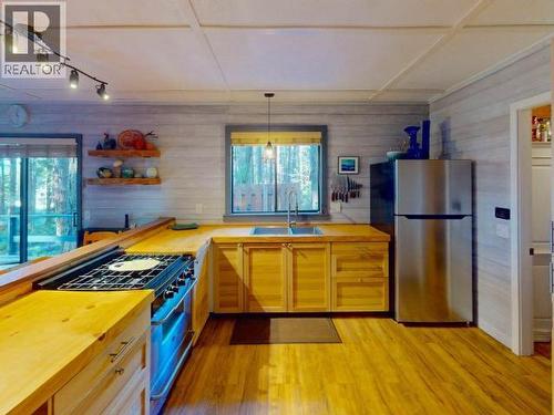 1283 Tennyson Rd, Savary Island, BC - Indoor Photo Showing Kitchen