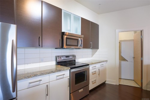 728-2745 Veterans Memorial Pkwy, Langford, BC - Indoor Photo Showing Kitchen With Stainless Steel Kitchen With Upgraded Kitchen
