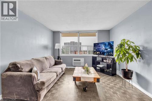 511 The West Mall Drive Unit# 1108, Toronto, ON - Indoor Photo Showing Living Room