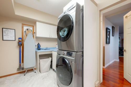 3379 Opal Rd, Nanaimo, BC - Indoor Photo Showing Laundry Room