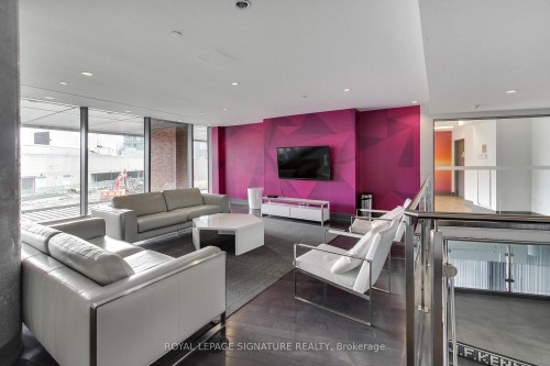 811-150 East Liberty Street, Toronto, ON - Indoor Photo Showing Living Room