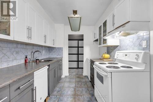 1108 - 511 The West Mall Drive W, Toronto, ON - Indoor Photo Showing Kitchen