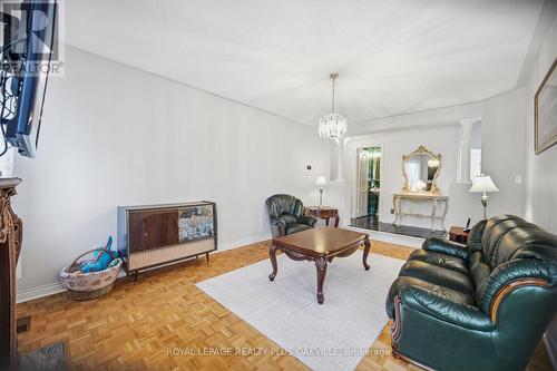 3395 Trelawny Circle, Mississauga, ON - Indoor Photo Showing Living Room