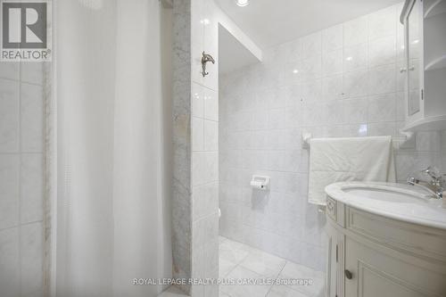 3395 Trelawny Circle, Mississauga, ON - Indoor Photo Showing Bathroom