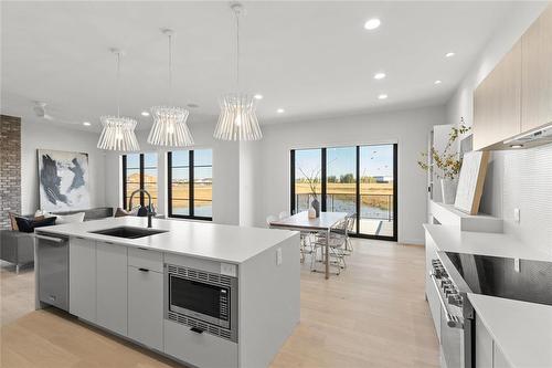 22 Avonlynn Court, Winnipeg, MB - Indoor Photo Showing Kitchen With Upgraded Kitchen