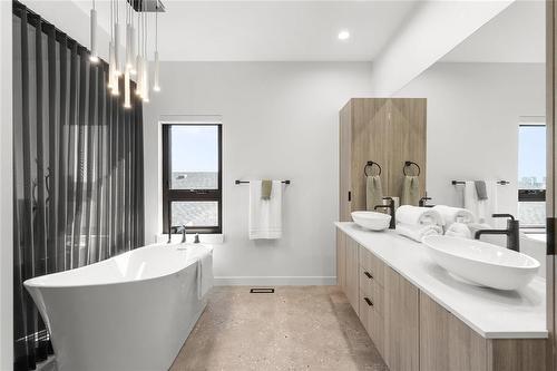 22 Avonlynn Court, Winnipeg, MB - Indoor Photo Showing Bathroom
