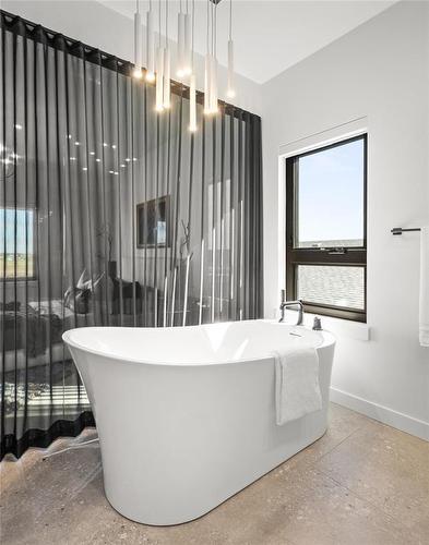 22 Avonlynn Court, Winnipeg, MB - Indoor Photo Showing Bathroom