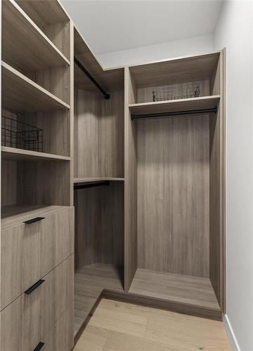 22 Avonlynn Court, Winnipeg, MB - Indoor With Storage