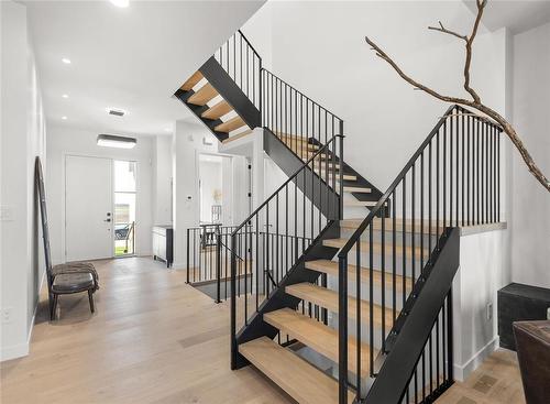 22 Avonlynn Court, Winnipeg, MB - Indoor Photo Showing Other Room