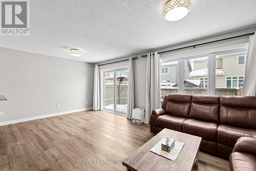 708 Mayfly Crescent, Ottawa, ON - Indoor Photo Showing Living Room