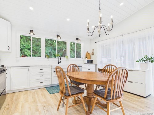 375 Baylis Rd, Qualicum Beach, BC 