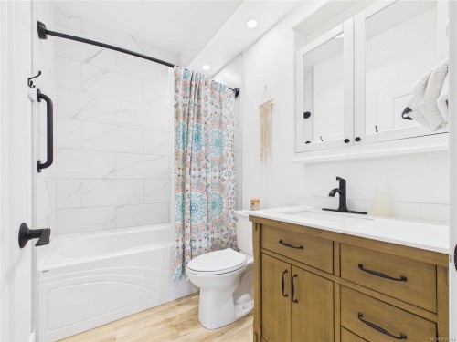 375 Baylis Rd, Qualicum Beach, BC 