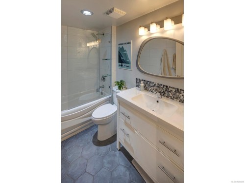 202-1501 Richmond Rd, Victoria, BC - Indoor Photo Showing Bathroom