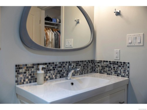 202-1501 Richmond Rd, Victoria, BC - Indoor Photo Showing Bathroom