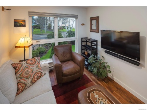 202-1501 Richmond Rd, Victoria, BC - Indoor Photo Showing Living Room