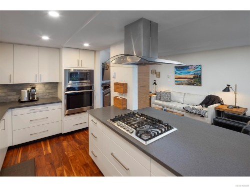 202-1501 Richmond Rd, Victoria, BC - Indoor Photo Showing Kitchen