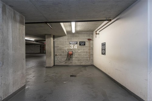 1006-751 Fairfield Rd, Victoria, BC - Indoor Photo Showing Garage