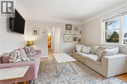 59 Oakley Court, Ancaster, ON - Indoor Photo Showing Living Room