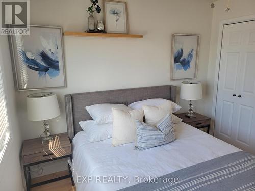 1104 Sawgrass Crescent, Mississauga, ON - Indoor Photo Showing Bedroom