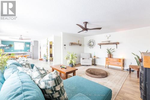 104 Cameron Drive, Kawartha Lakes (Fenelon), ON - Indoor Photo Showing Living Room