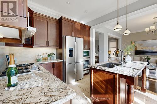 170 Crane Street, Aurora, ON - Indoor Photo Showing Kitchen With Upgraded Kitchen