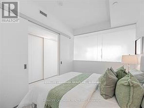 4211 - 197 Yonge Street, Toronto, ON - Indoor Photo Showing Bedroom