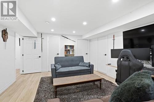 59 Oakley Crescent, Hamilton, ON - Indoor Photo Showing Living Room