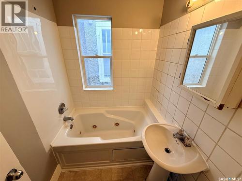 824 College Avenue, Regina, SK - Indoor Photo Showing Bathroom