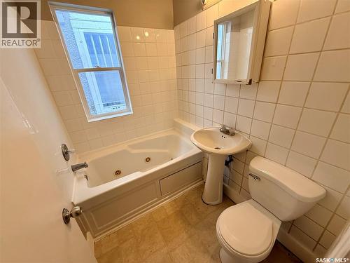 824 College Avenue, Regina, SK - Indoor Photo Showing Bathroom