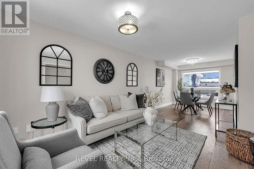 10 Barron Court, Clarington, ON - Indoor Photo Showing Living Room