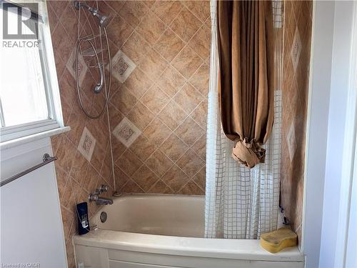 Bathroom featuring tiled shower / bath combo - 14 Carlisle Street, Hamilton, ON - Indoor Photo Showing Bathroom