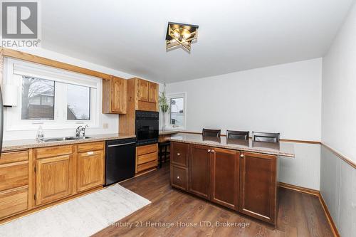 Spacious eat in kitchen - Lots of storage - 467 Gorham Rd Road, Fort Erie (Point Abino), ON - Indoor Photo Showing Kitchen