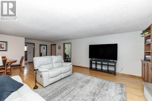 Living room with gleaming hardwood - 467 Gorham Rd Road, Fort Erie (Point Abino), ON - Indoor Photo Showing Living Room