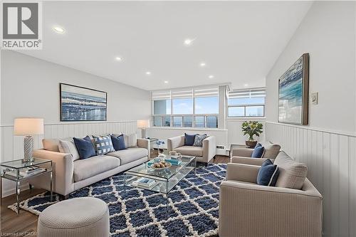 212 Kerr Street Unit# 702, Oakville, ON - Indoor Photo Showing Living Room