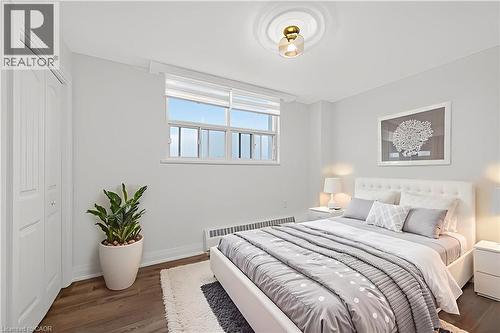 212 Kerr Street Unit# 702, Oakville, ON - Indoor Photo Showing Bedroom