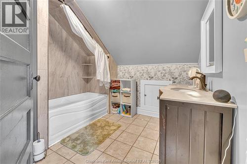 66 Delaware Avenue, Chatham, ON - Indoor Photo Showing Bathroom