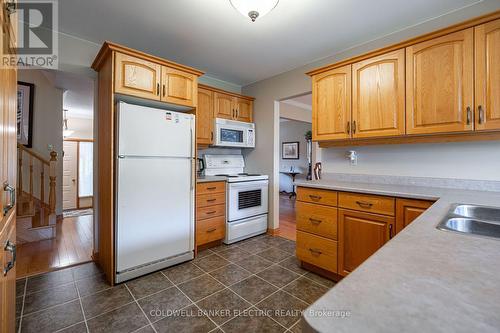 962 Golfview Road, Peterborough (Otonabee Ward 1), ON - Indoor Photo Showing Kitchen With Double Sink