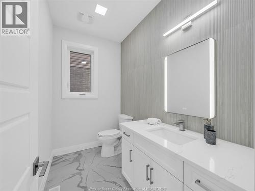 118 Bear Street, Essex, ON - Indoor Photo Showing Bathroom