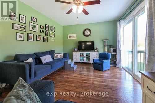 179422 Grey Road 17, Georgian Bluffs, ON - Indoor Photo Showing Living Room