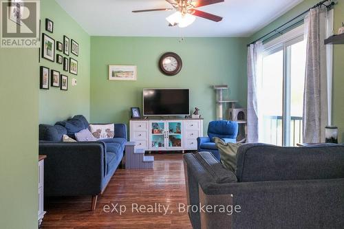 179422 Grey Road 17, Georgian Bluffs, ON - Indoor Photo Showing Living Room