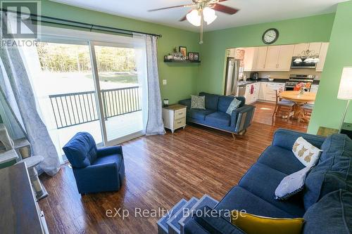 179422 Grey Road 17, Georgian Bluffs, ON - Indoor Photo Showing Living Room