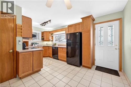 126 West 4Th Street, Hamilton, ON - Indoor Photo Showing Kitchen