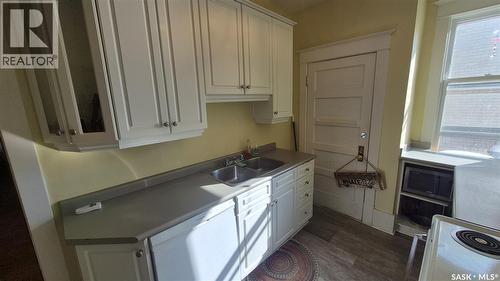 12 2201 14Th Avenue, Regina, SK - Indoor Photo Showing Kitchen With Double Sink