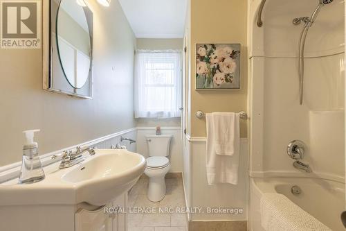 10 Ridgeview Avenue, St. Catharines, ON - Indoor Photo Showing Bathroom