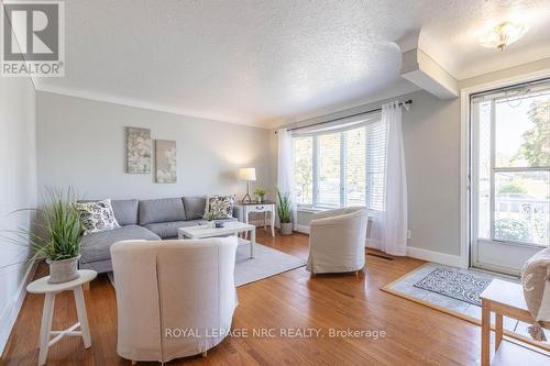 10 Ridgeview Avenue, St. Catharines, ON - Indoor Photo Showing Living Room