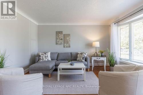 10 Ridgeview Avenue, St. Catharines, ON - Indoor Photo Showing Living Room